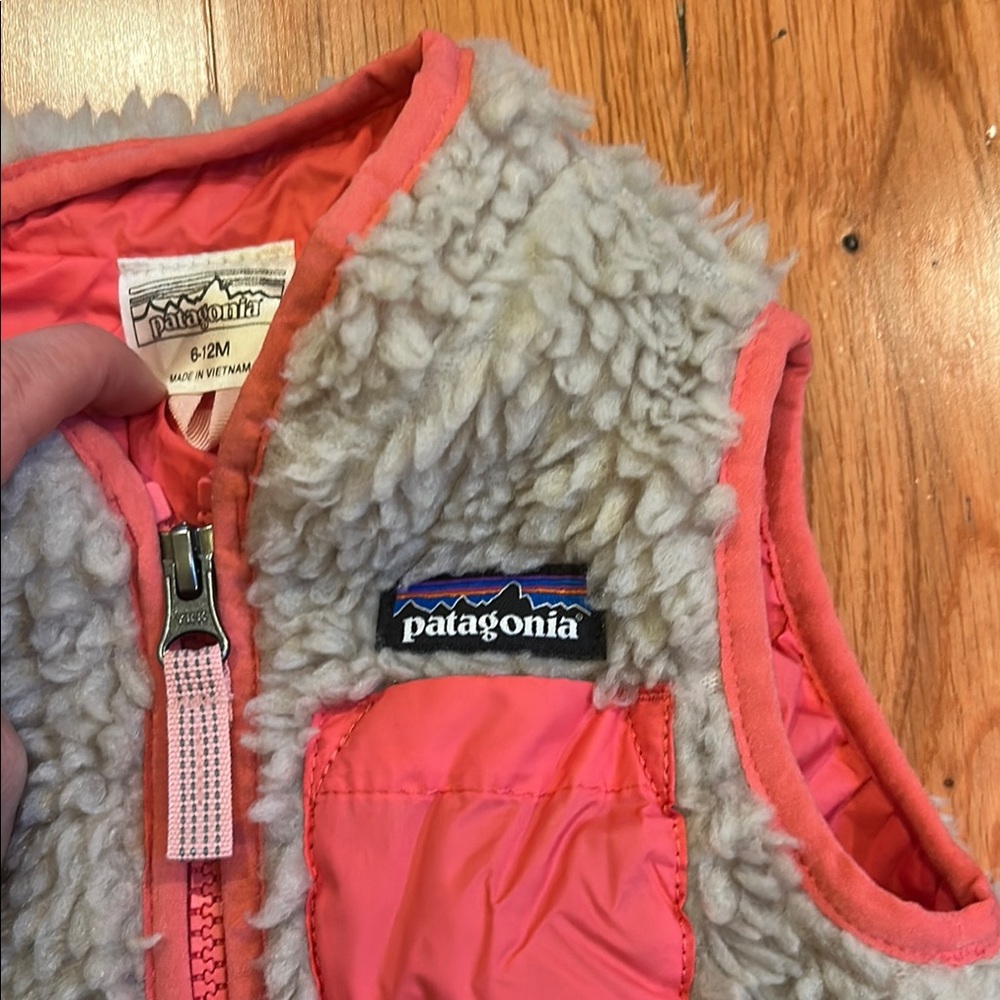 Patagonia Kids Sherpa Vest in Cream and Pink - Picture 2 of 3